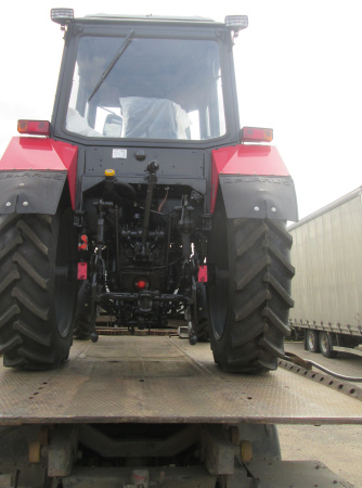 Jauns traktors MTZ-820