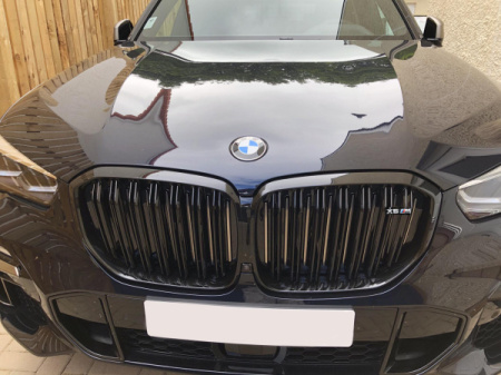 BMW G05 (X5 sērijas) melnas radiatora restes M-Performance stilā ar X5M logo