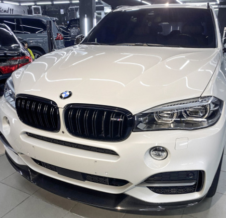 BMW Melnas M-Performance stilā dekoratīvas duālas radiatora restes