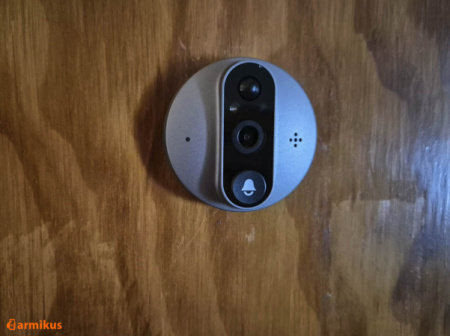Durvju video actiņa ar ekrānu, zvana pogu un WiFi. Ar divvirzienu saziņu. Domofons.