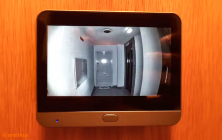 Durvju video actiņa ar ekrānu, zvana pogu un WiFi. Ar divvirzienu saziņu. Domofons.